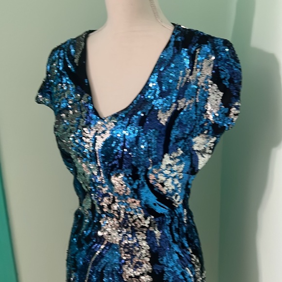 Cache sequins stretch cocktail dress. Comfy. - Picture 5 of 9